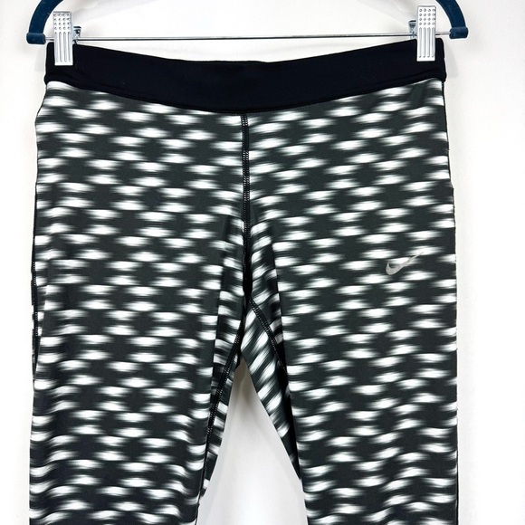 Nike Dri Fit Women's M Printed Relay Cropped Leggings Activewear Y2K Black/White - Picture 4 of 12